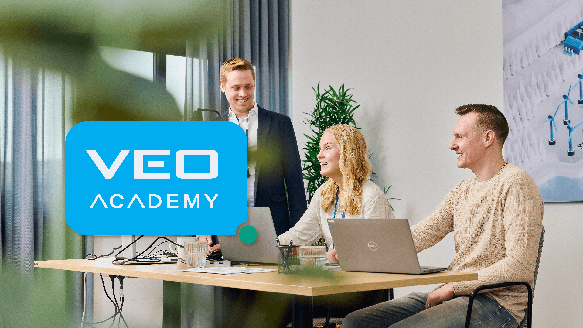 VEO Academy kuva, jossa kolme VEOn ammattilaista tekee töitä yhdessä tietokoneiden äärellä