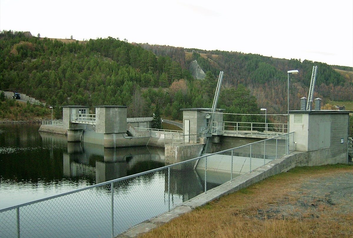Hydroelectric power plant dam